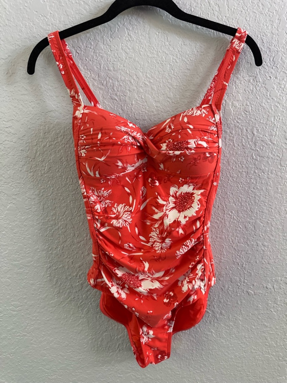 Nip‎ Tuck Swim One Piece Swimsuit Women Size 4 Red Floral Ruched Tummy Control